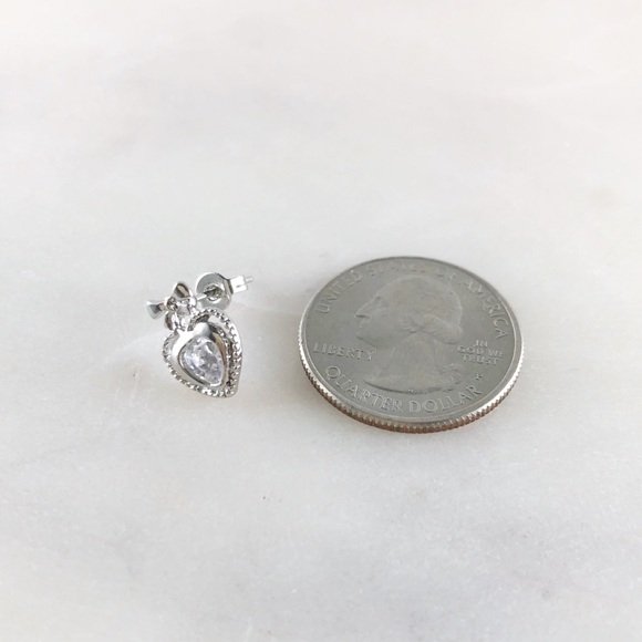 🎖HP 2X🏅 {Serena} Heart Bow Studs - Picture 4 of 5